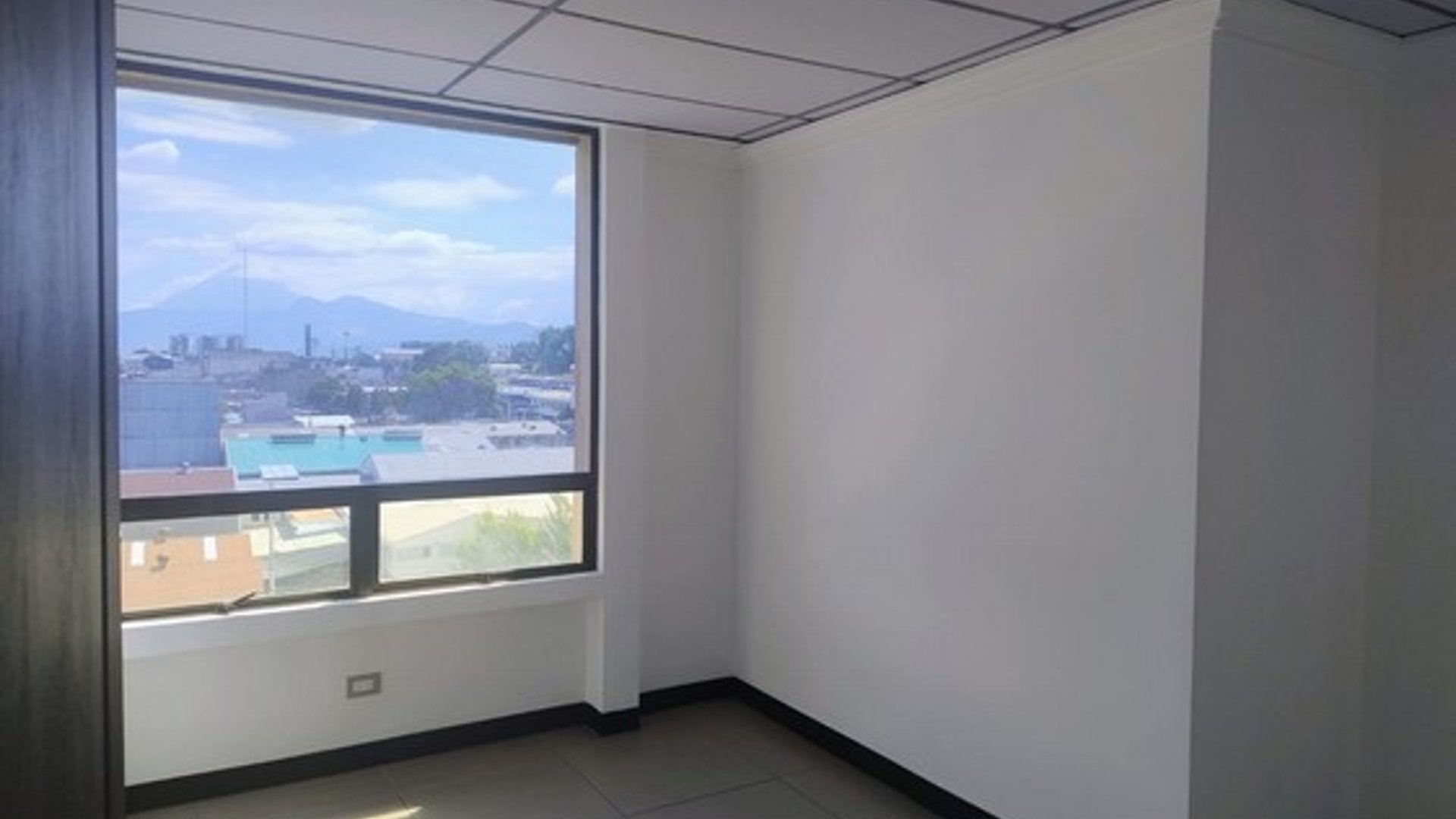 Zona 13 Alquilo Oficina 80 mt2 Blvd Liberacion - Miniatura 4