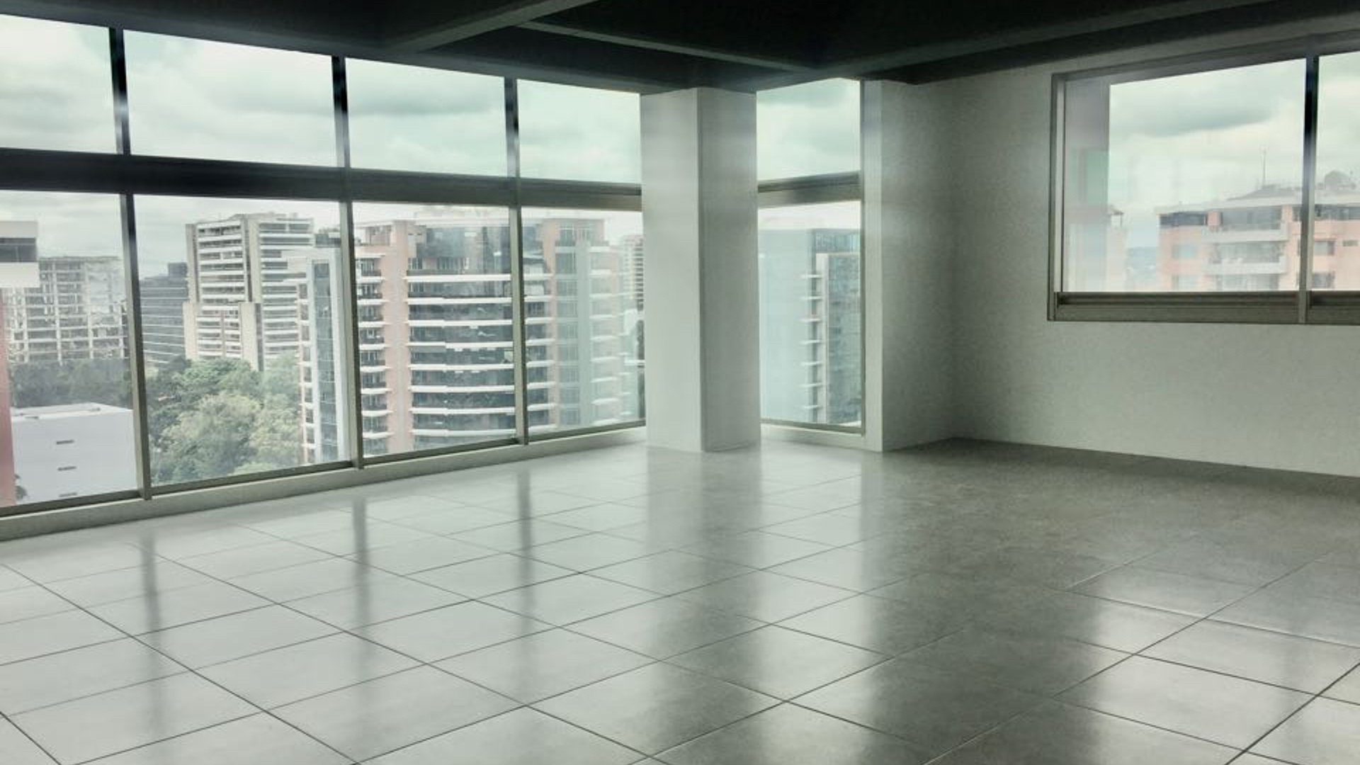 Vendo Oficina en Zona 10 Edificio Pialé - Miniatura 9