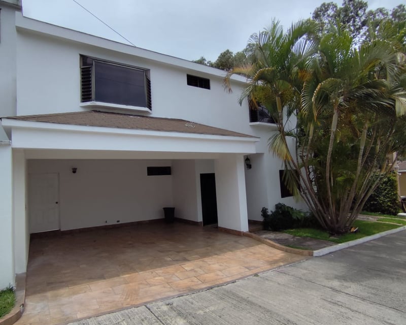 Casa en Renta en Bulevar San Cristóbal Zona 8 de Mixco
