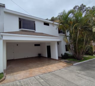 Casa en Renta en Bulevar San Cristóbal Zona 8 de Mixco