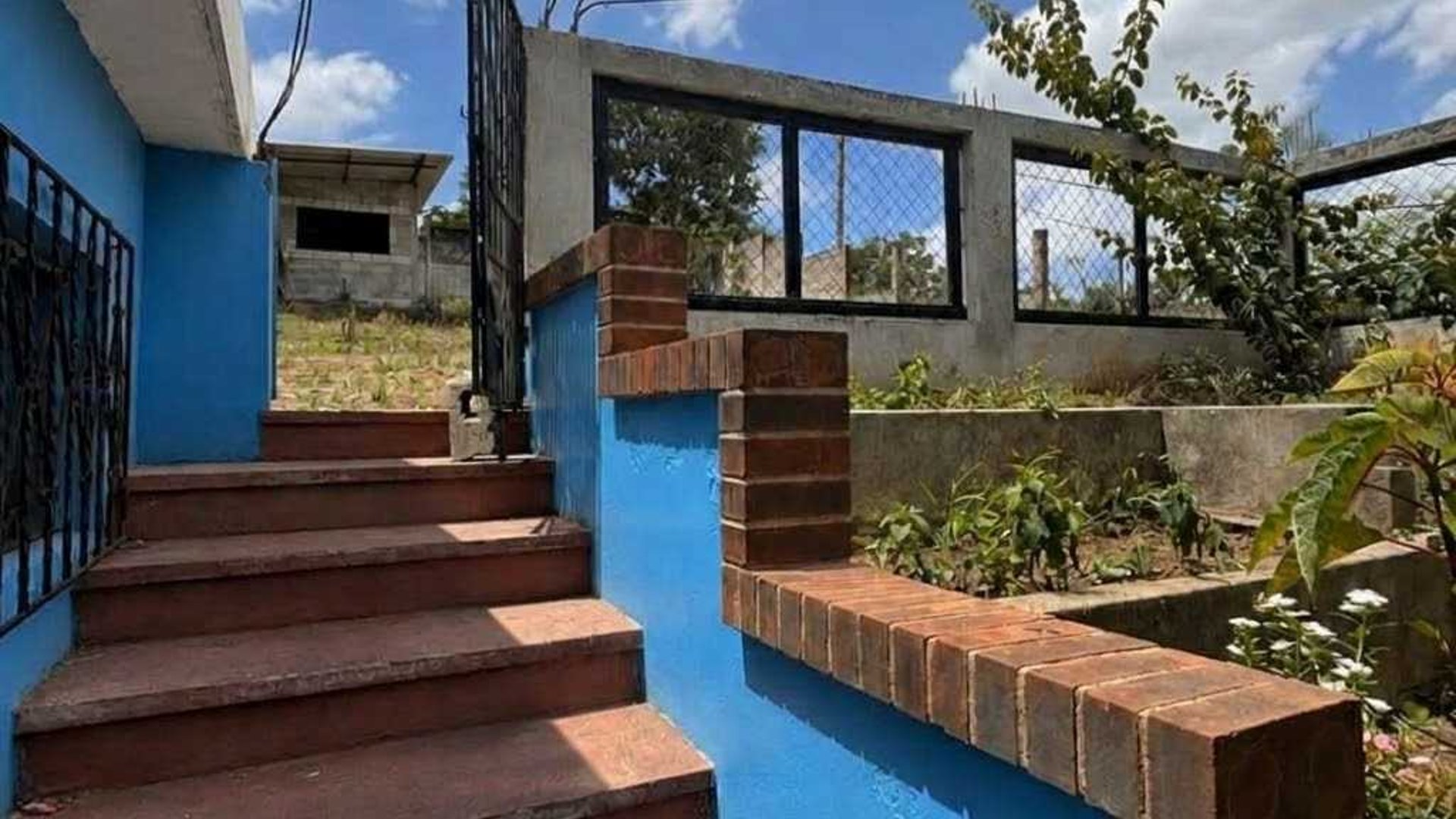 CASA CON AMPLIO TERRENO EN VENTA 📍 Los Encuentros, Canalitos, Zona 24