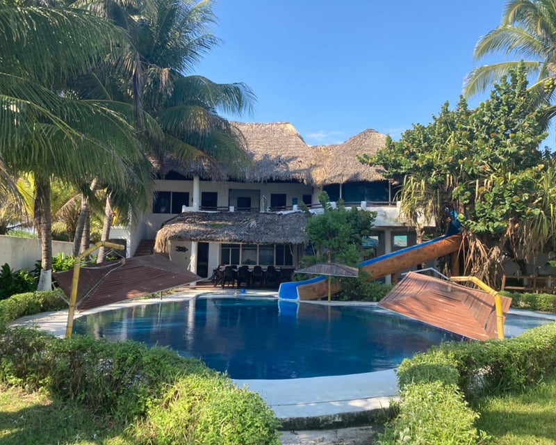 VENTA DE LINDA CASA FRENTE AL MAR - KM. 12 HACIA MONTERRICO