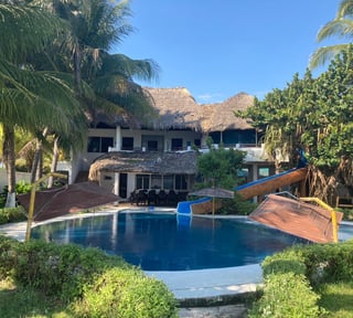 VENTA DE LINDA CASA FRENTE AL MAR - KM. 12 HACIA MONTERRICO