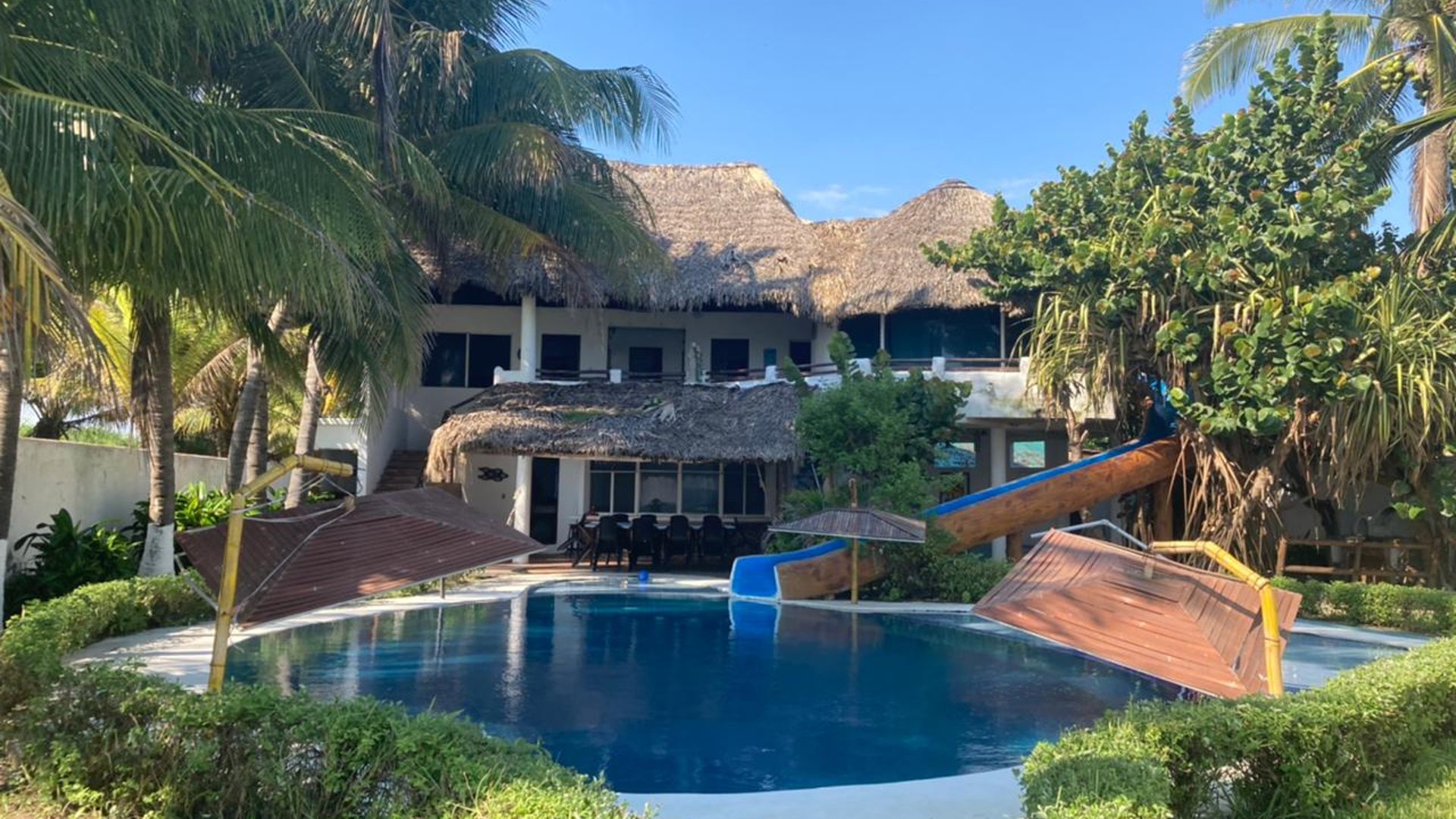 VENTA DE LINDA CASA FRENTE AL MAR - KM. 12 HACIA MONTERRICO