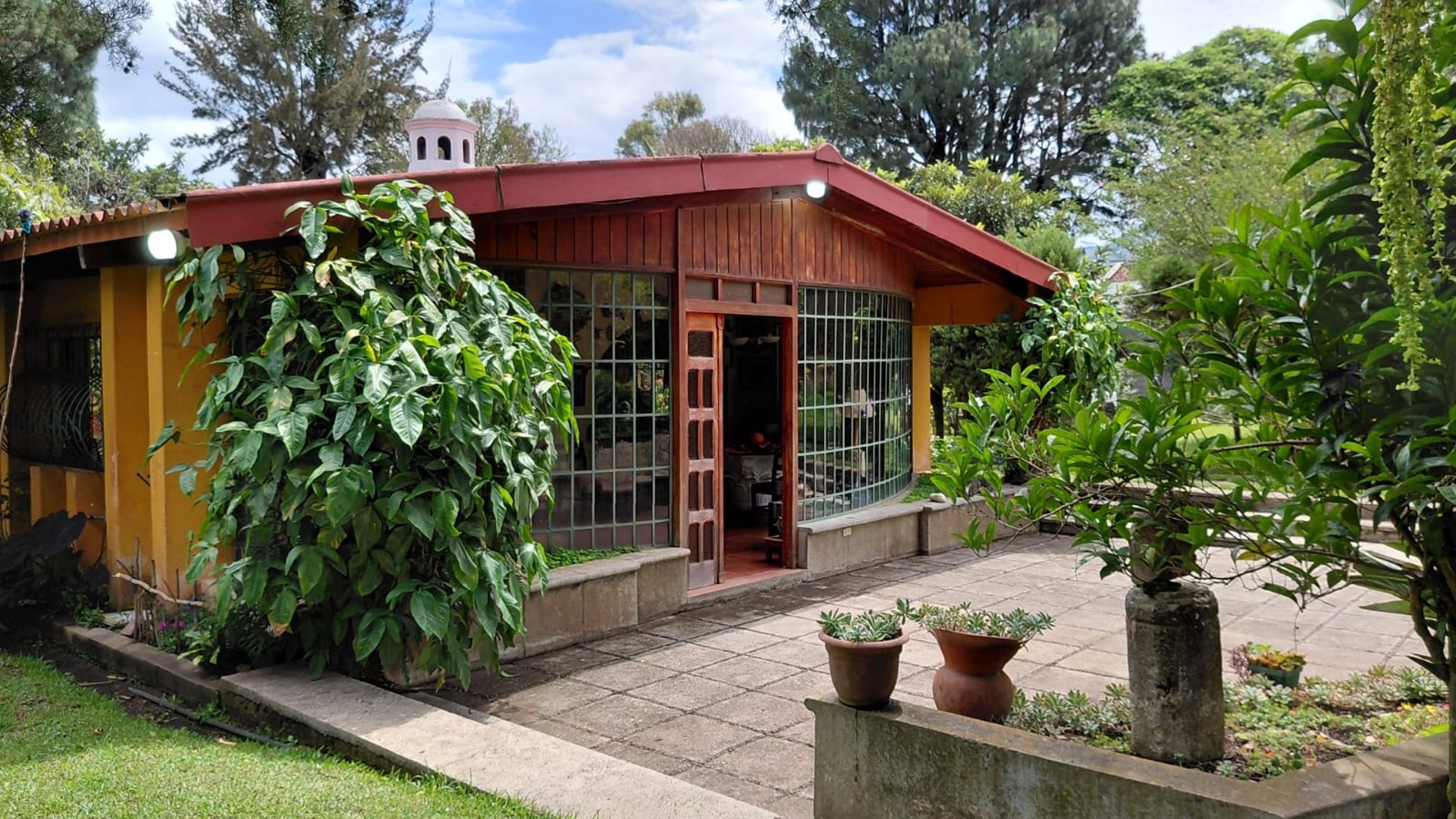 AMPLIA Y ACOGEDORA CASA EN VENTA CON BELLO JARDÍN - Image 1