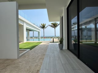 Exclusiva Mansión Frente al Mar en Venta Ideal como Residencia de Lujo u Hotel - Image 3