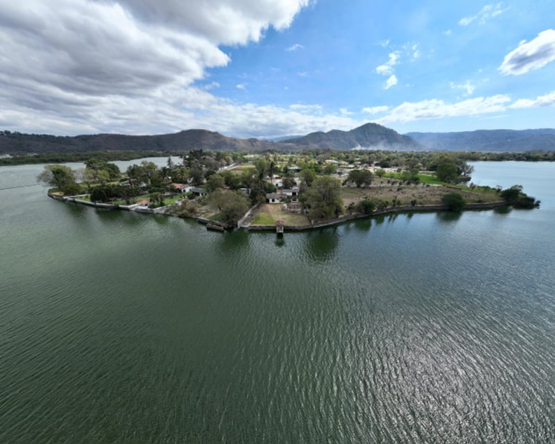 Chalet en venta a orilla del lago Amatitlán