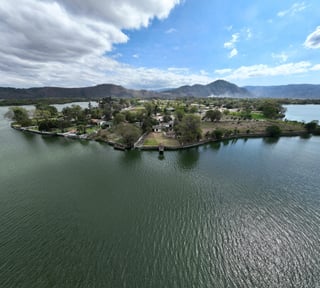 Chalet en venta a orilla del lago Amatitlán
