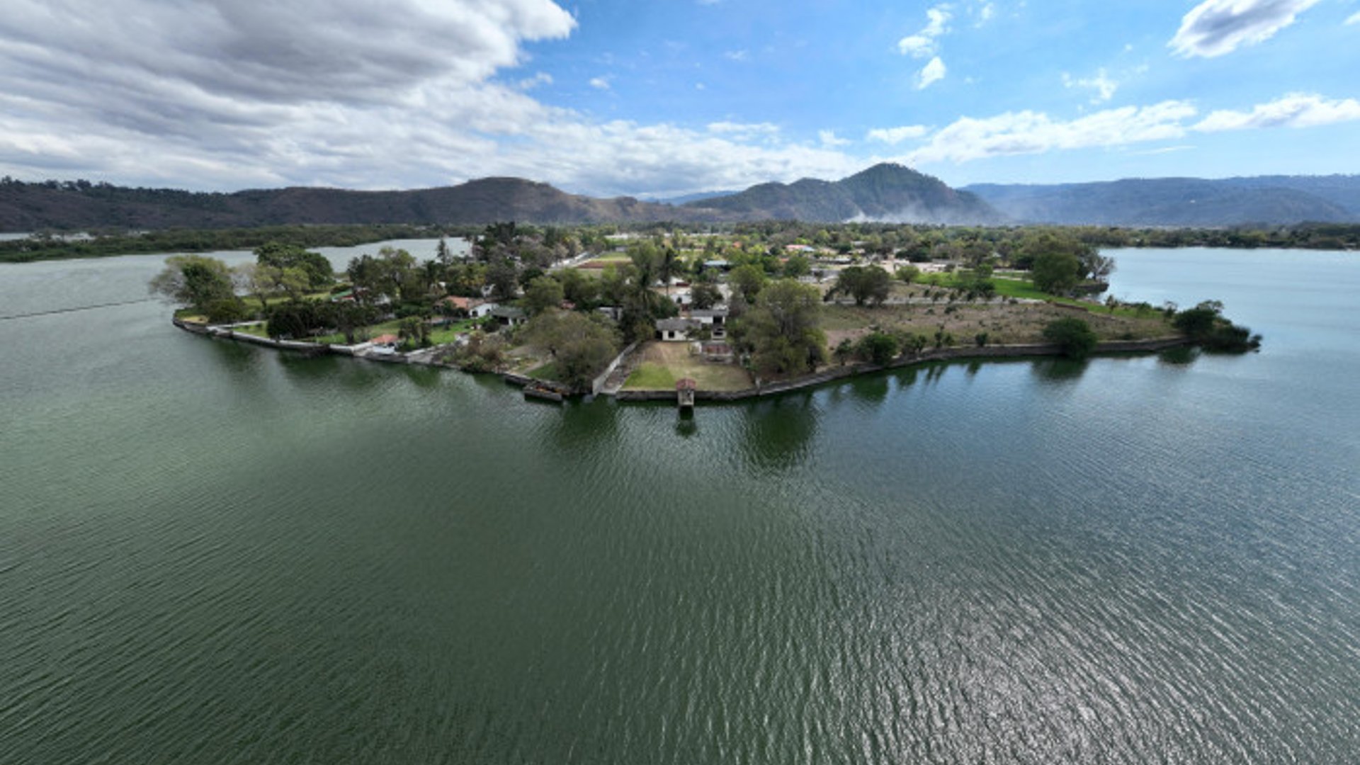 Chalet en venta a orilla del lago Amatitlán