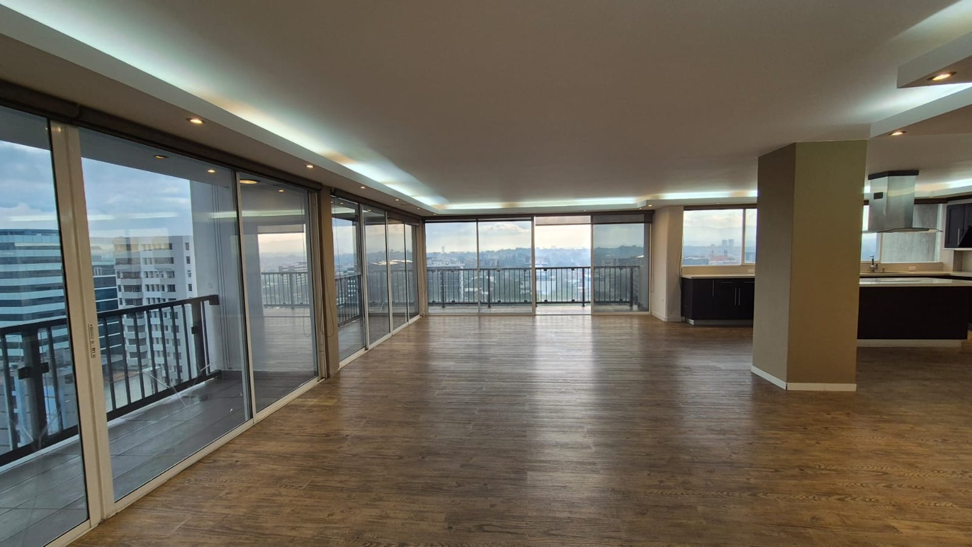 EN VENTA AMPLIO APARTAMENTO REMODELADO ZONA 10 - Miniatura 5