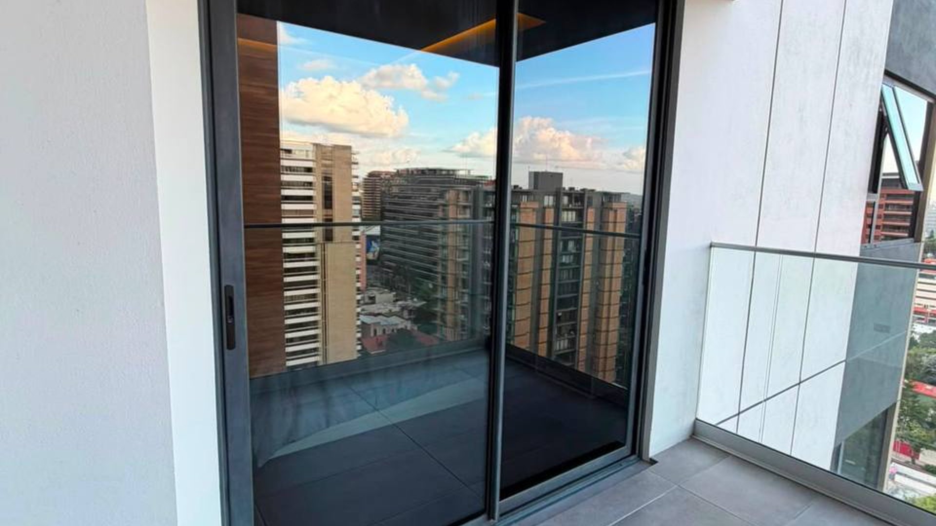 Apartamento en renta en Edificio Vasanta zona 10 - Miniatura 7