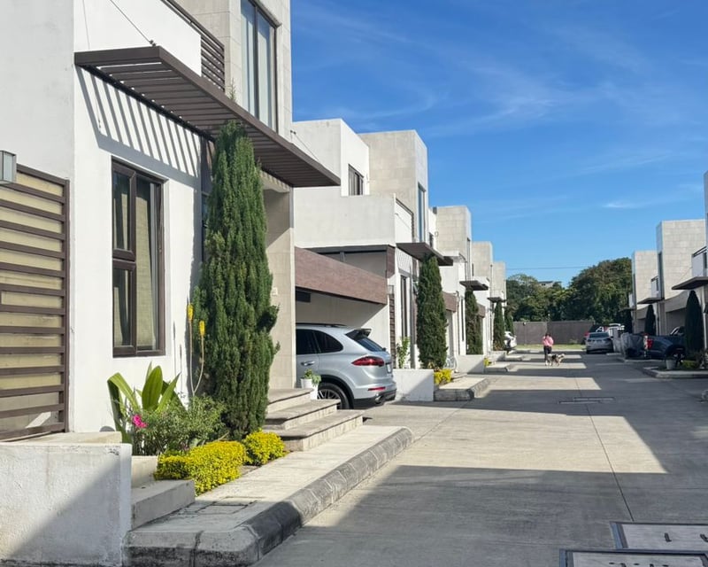 VENTA DE MODERNA CASA EXCELENTE UBICACIÓN - BLV. SAN CRISTOBAL