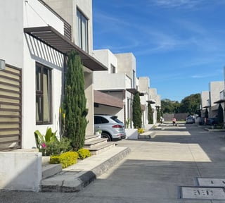 VENTA DE MODERNA CASA EXCELENTE UBICACIÓN - BLV. SAN CRISTOBAL