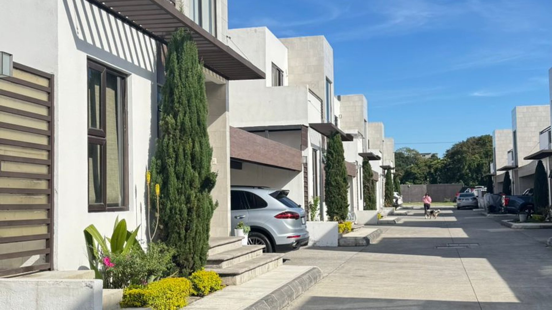 VENTA DE MODERNA CASA EXCELENTE UBICACIÓN - BLV. SAN CRISTOBAL