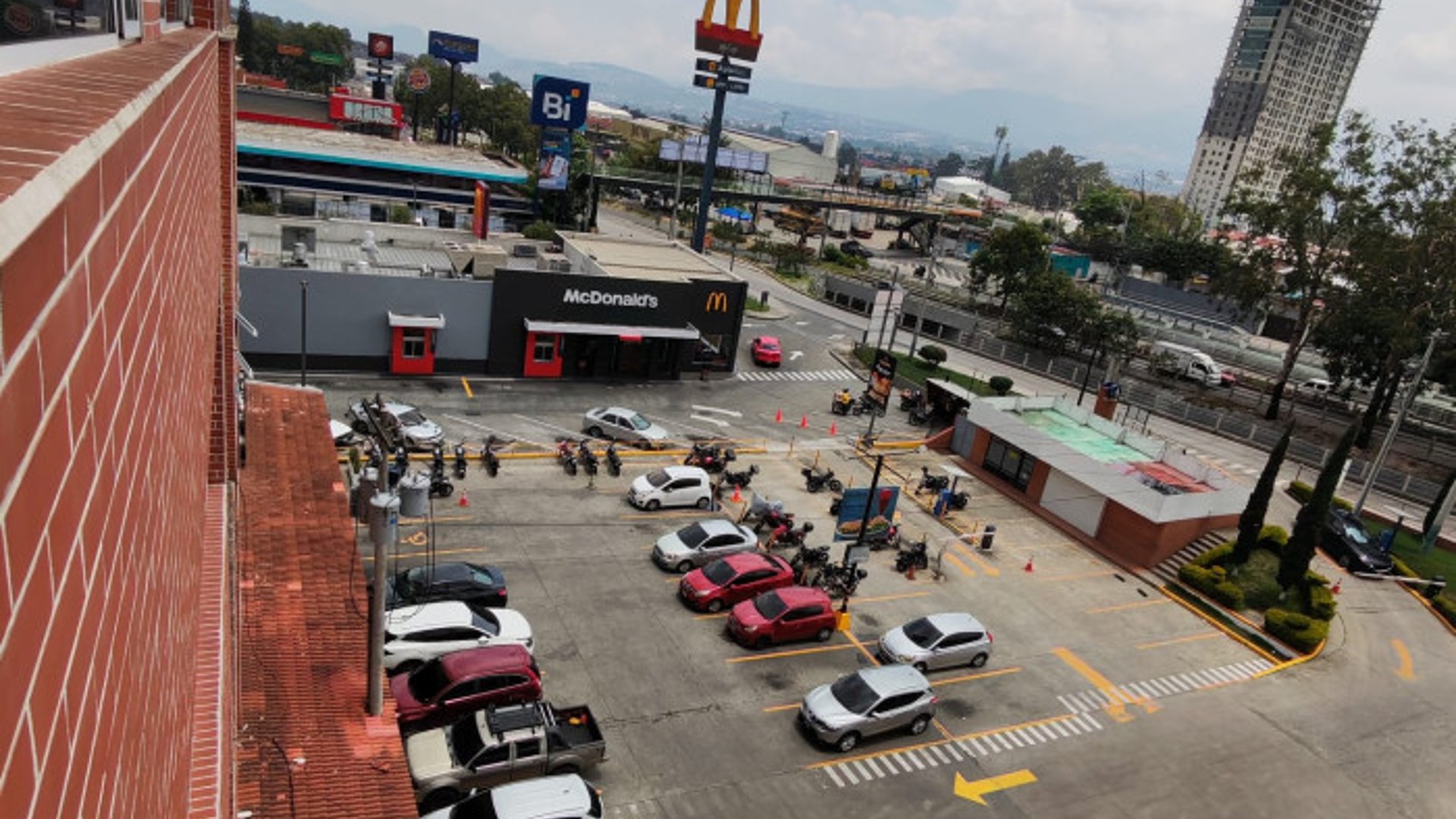 Rento Oficina Comercial zona 12 Plaza Canada - Miniatura 4
