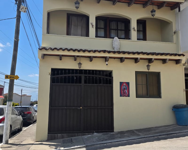 Casa en Venta zona 10 Mixco Villas  Palermo