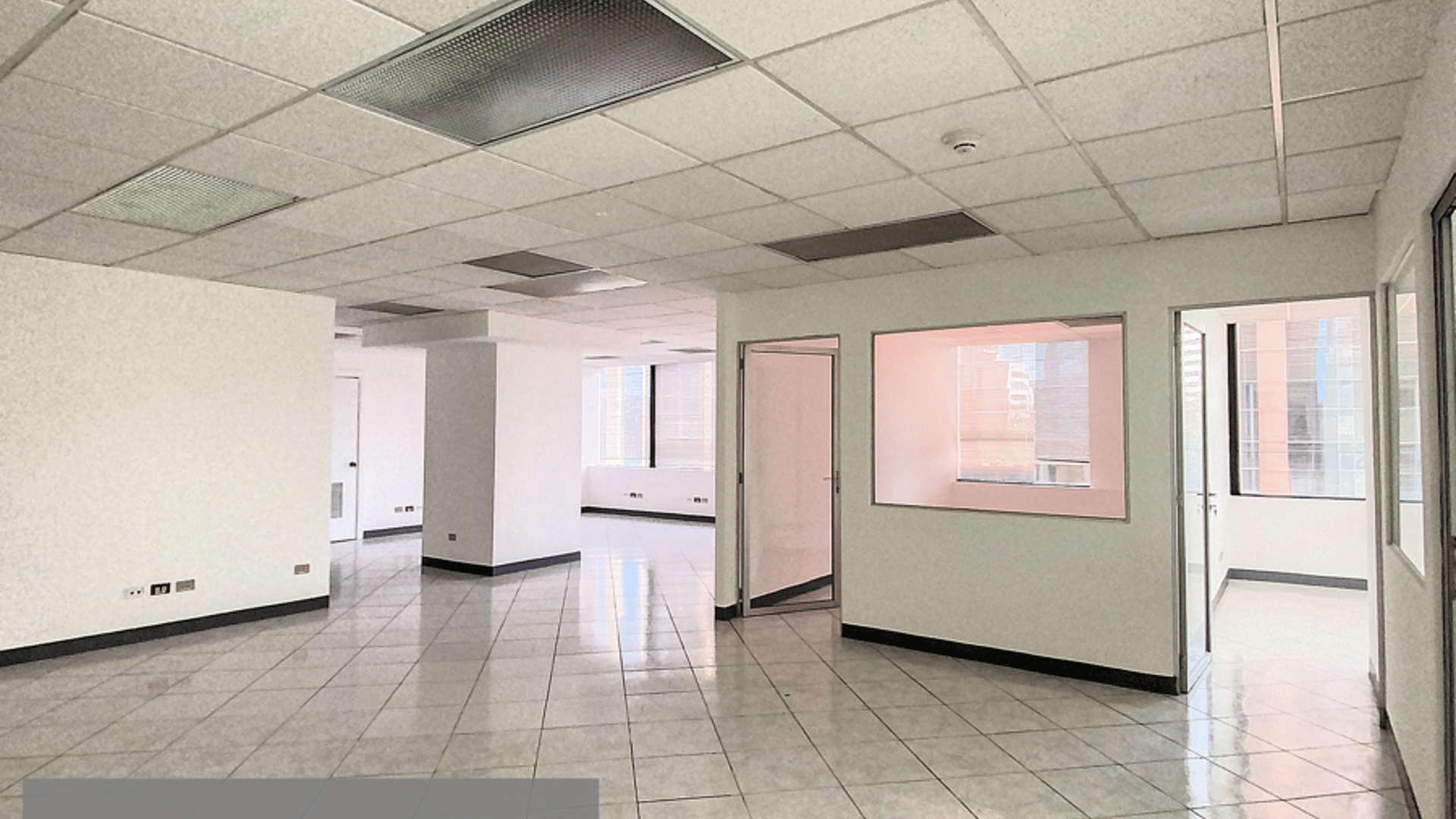 EUROPLAZA/ Oficina en renta/venta, zona 14