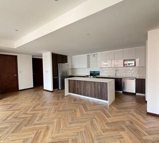 Apartamento en Renta en Edificio  – Zona 10 | Moderno y Amplio