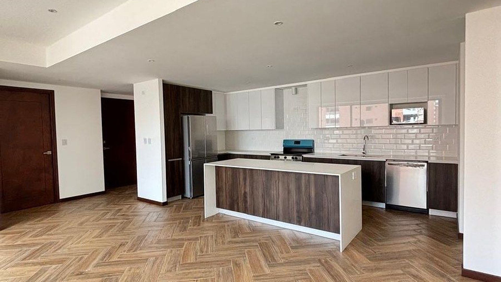 Apartamento en Renta en Edificio  – Zona 10 | Moderno y Amplio