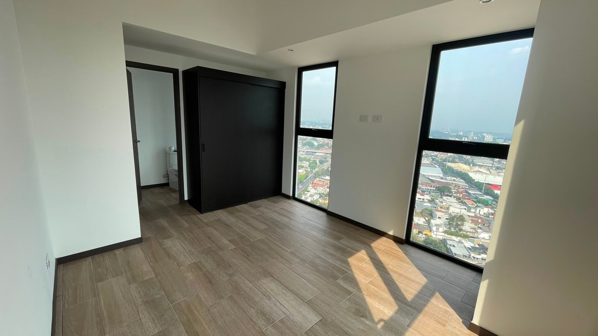 Apartamento con balcon abierto - 2 habitaciones en zona 11 Ref-5960 - Miniatura 5