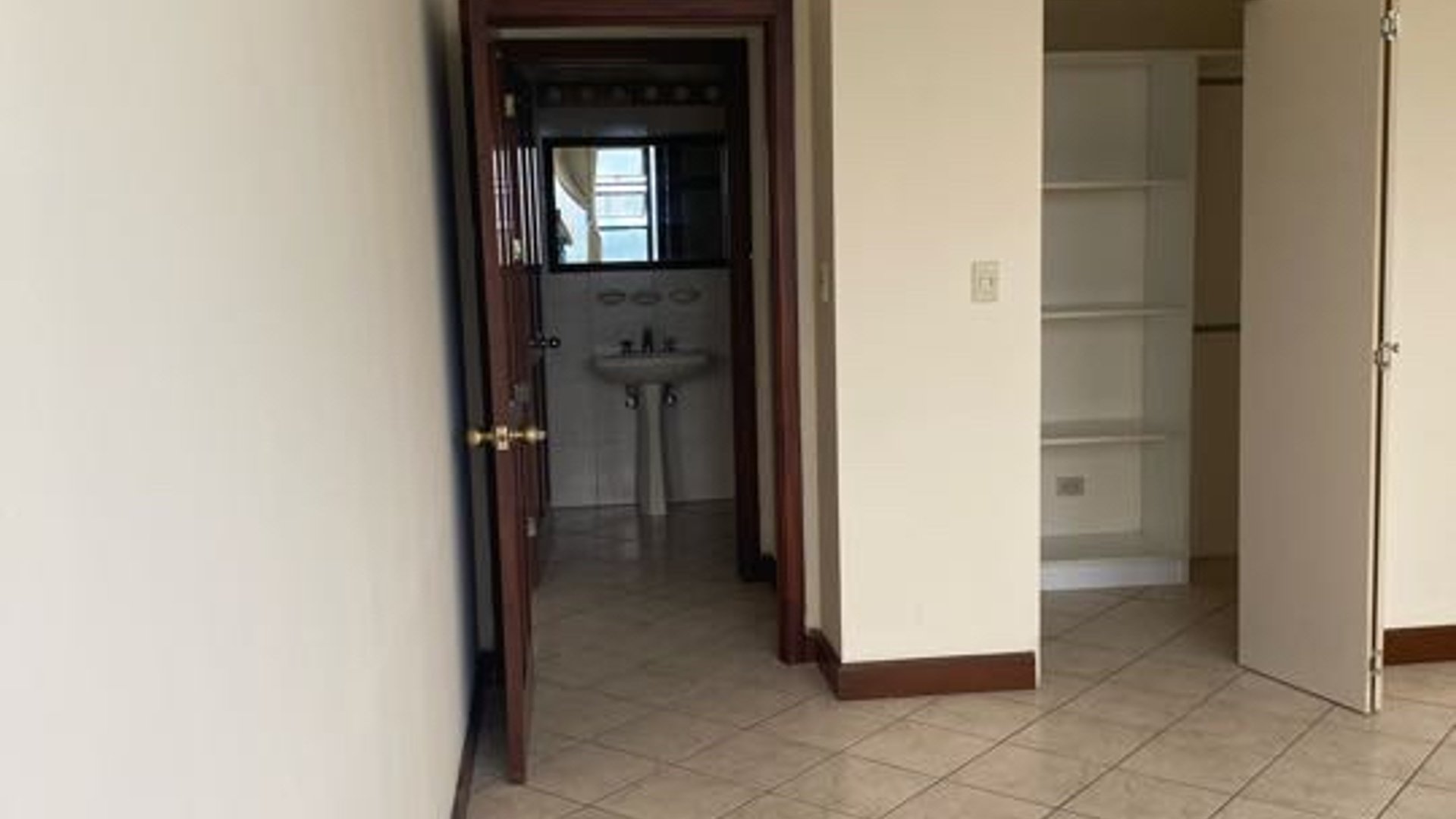Apartamento en Venta en Edificio Milenia, dentro de Oakland, Zona 10 - Miniatura 5