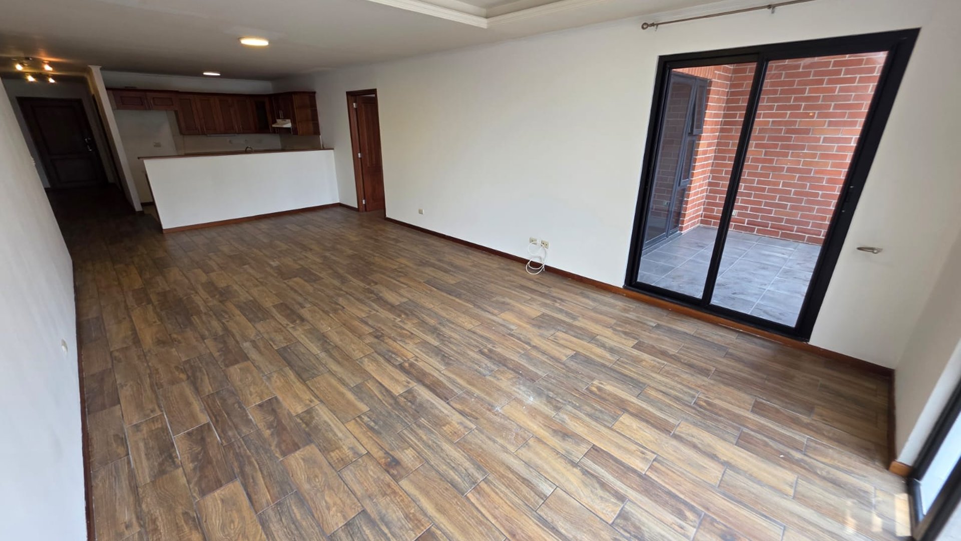 Renta de apartamento con balcón - 2 habitaciones en zona 10 Ref-5910