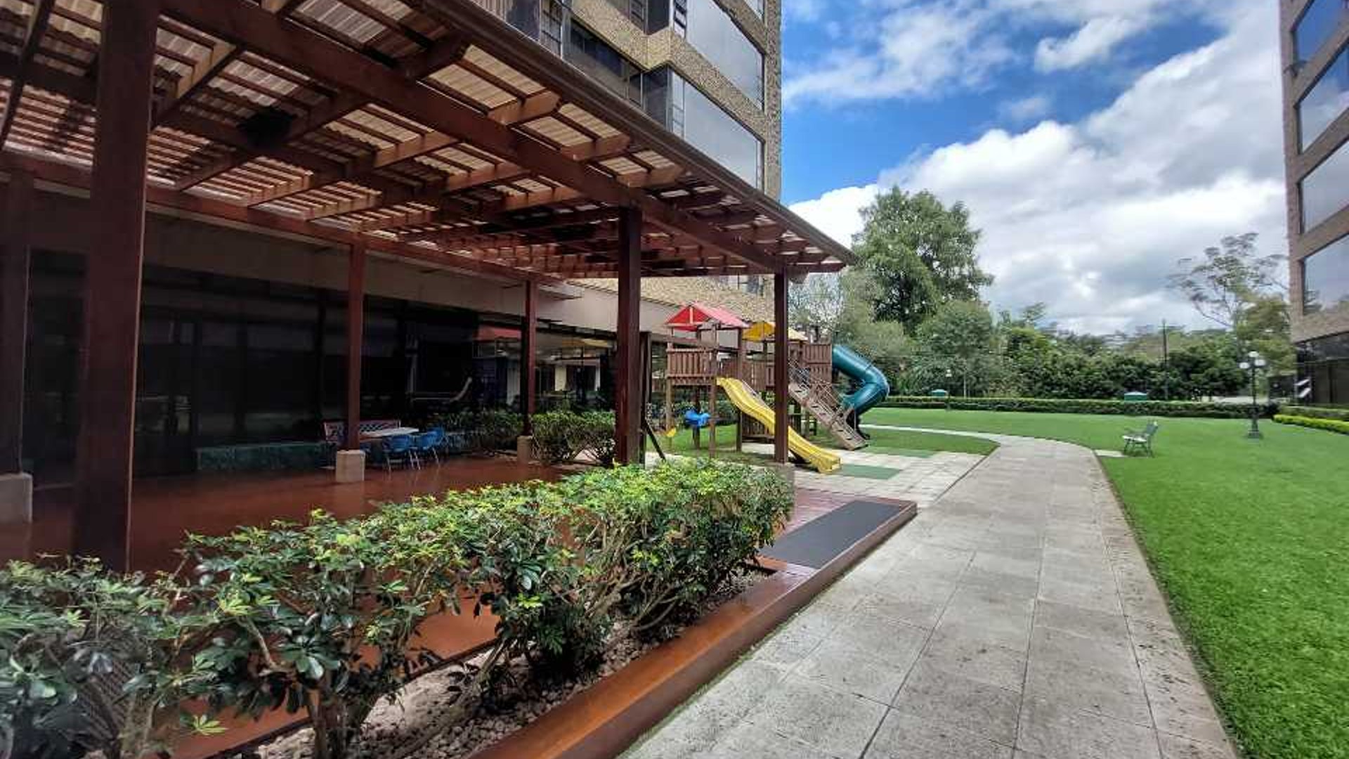 VENDO/ALQUILO APARTAMENTO EN MILENIA ZONA 10 DE 3 DORMITORIOS - Miniatura 17