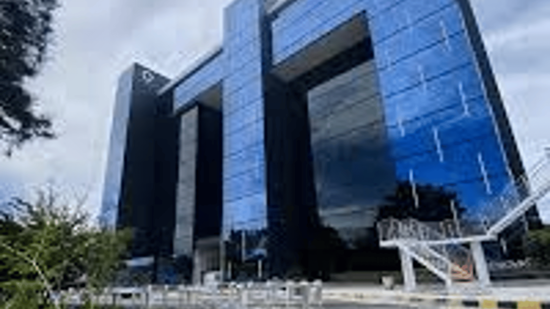 RENTA Oficina Zona 10 Renovati 
