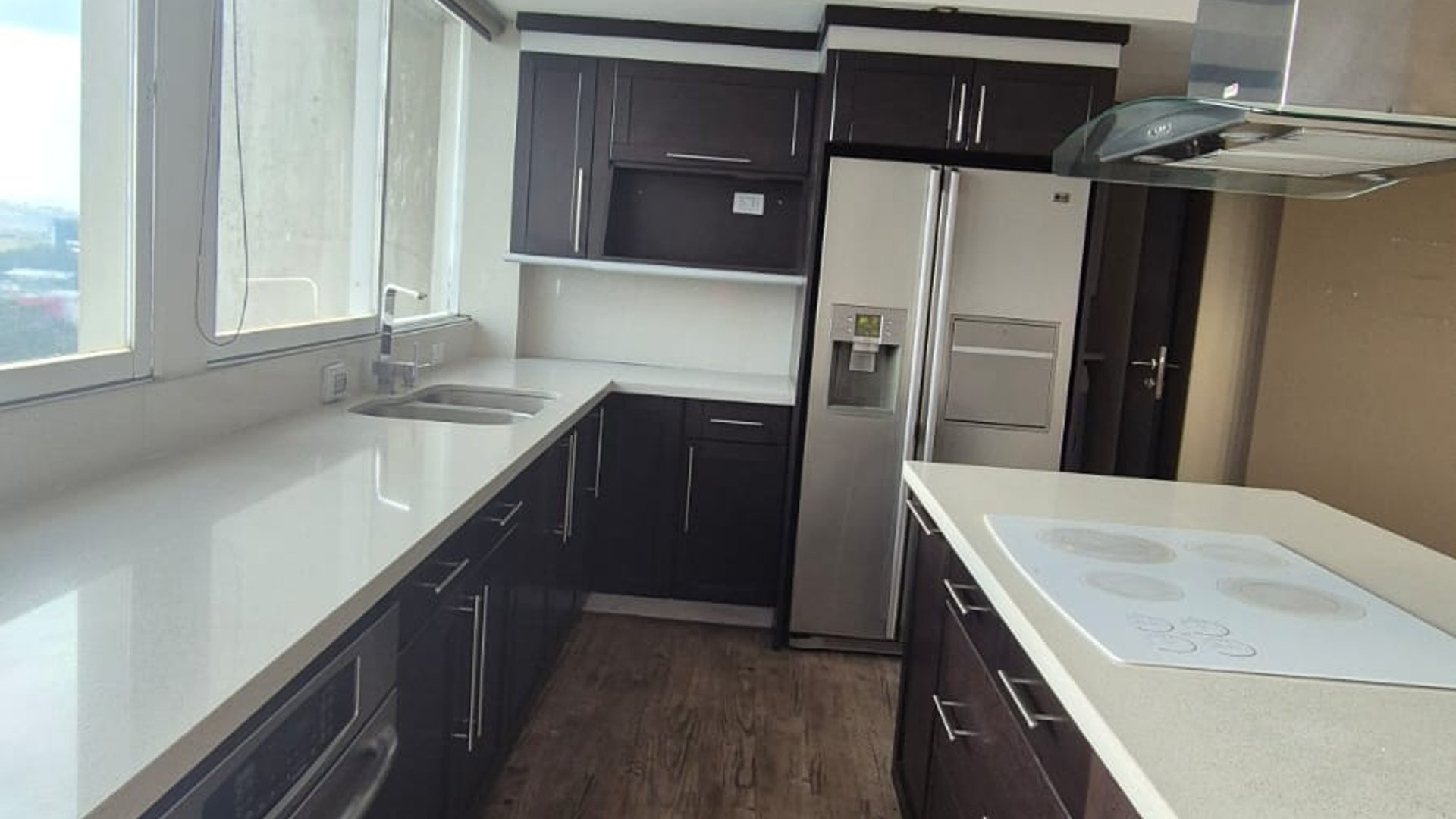 EN VENTA AMPLIO APARTAMENTO REMODELADO ZONA 10 - Miniatura 7
