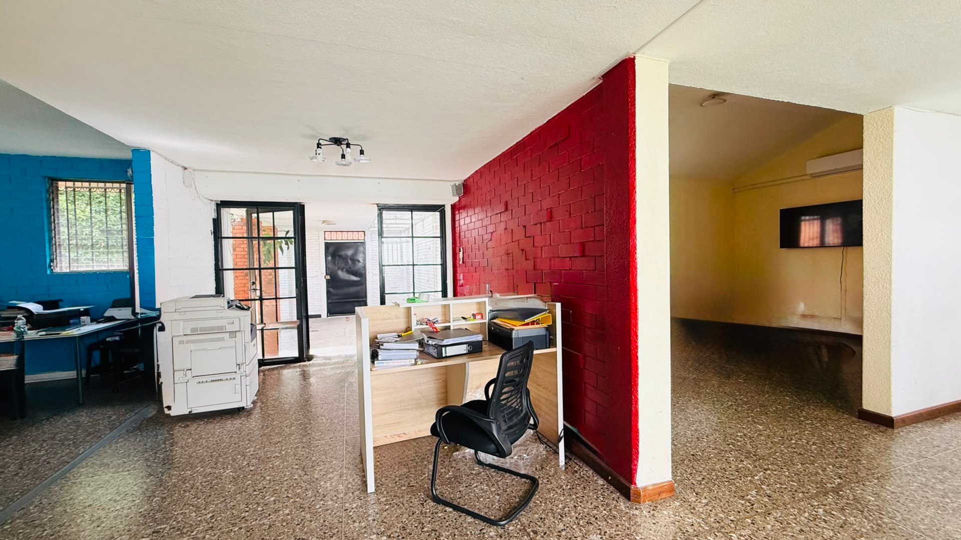 ALQUILER DE AMPLIA CASA IDEAL PARA COMERCIO U OFICINAS - ZONA 10 - Miniatura 15