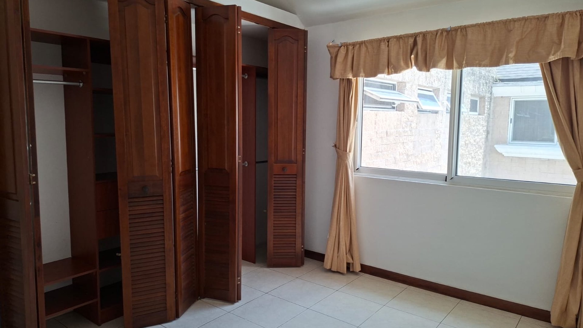Casa con habitacion de servicio - dentro de garita zona 14 Ref-5991 - Miniatura 5