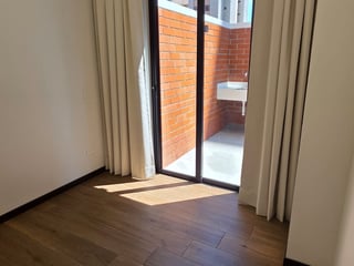 Lindo Apartamento alquilo a estrenar en zona 10 con jardín - Image 1