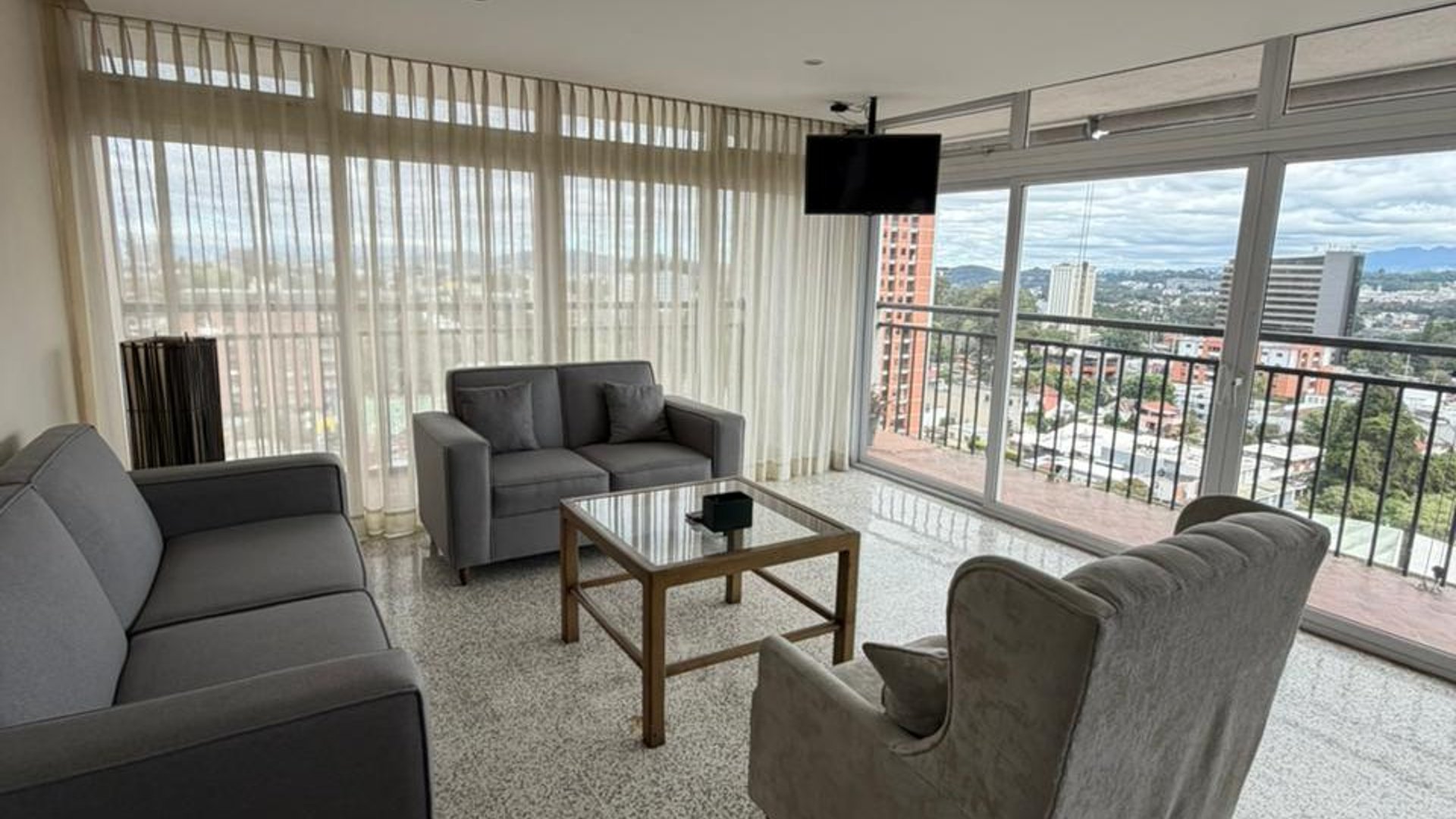 Apartamento Amueblado de 3 habitaciones en Edificio Ciudad Vieja Zona 10