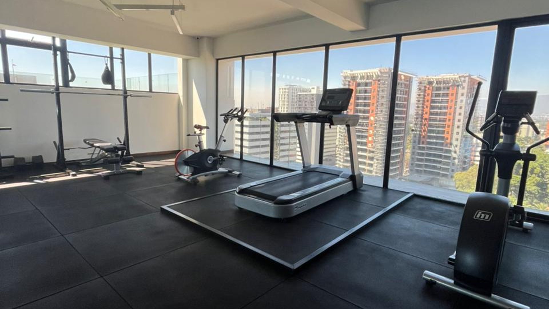 AMPLIO, COMODO Y SEGURO APARTAMENTO ZONA EXCLUSIVA - Miniatura 4