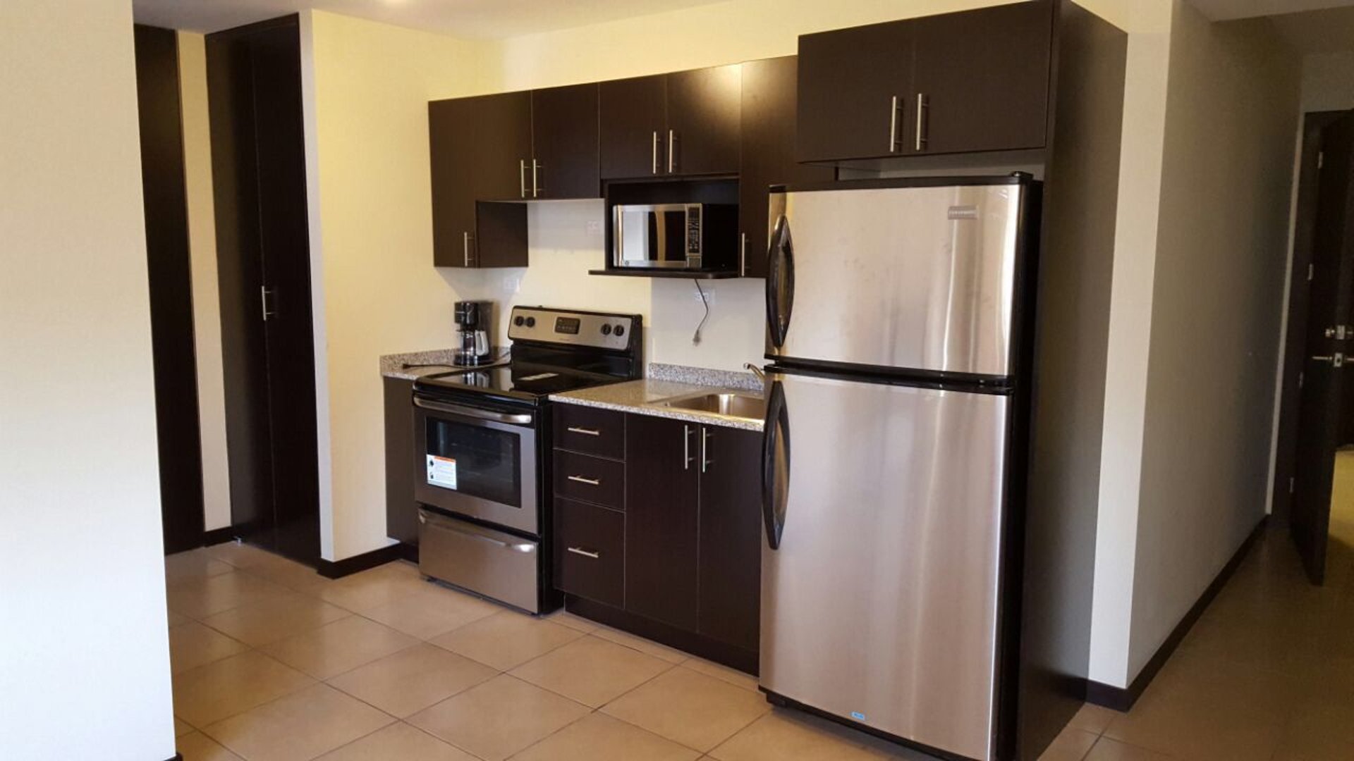 Rento moderno Apartamento en Edificio Torre Barcelona, Zona 9 - Miniatura 3