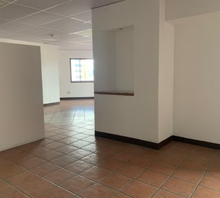 OFICINA EN 154 M2 EN EDIFICIO MURANO CENTER ZONA 10 - Miniatura 3