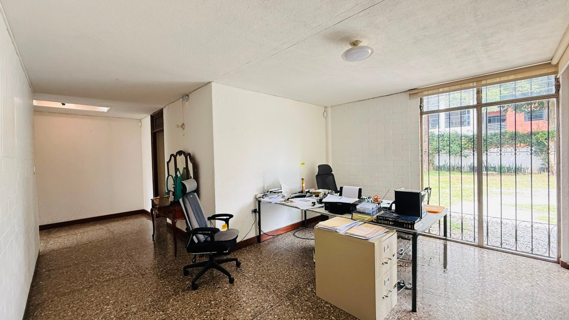 ALQUILER DE AMPLIA CASA IDEAL PARA COMERCIO U OFICINAS - ZONA 10 - Miniatura 9