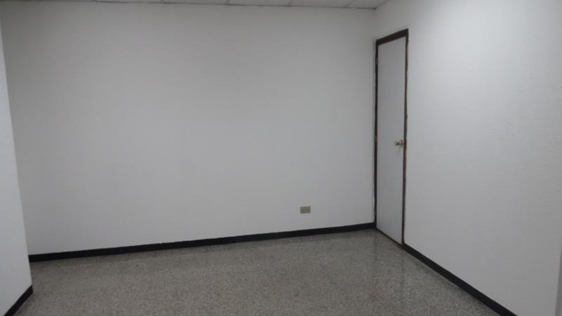 Oficina en renta en zona 13 / Plaza Profesional - Miniatura 2