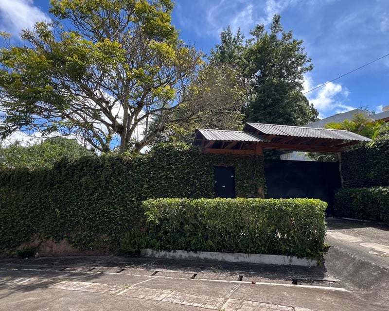 Venta casa a desniveles con jardín en Km 14.5 CAES dentro de Muxbal