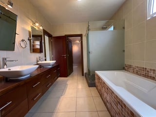 Venta hermosa casa en Km 20 Carr. a Fraijanes, Colinas de Castel (C) - Image 18