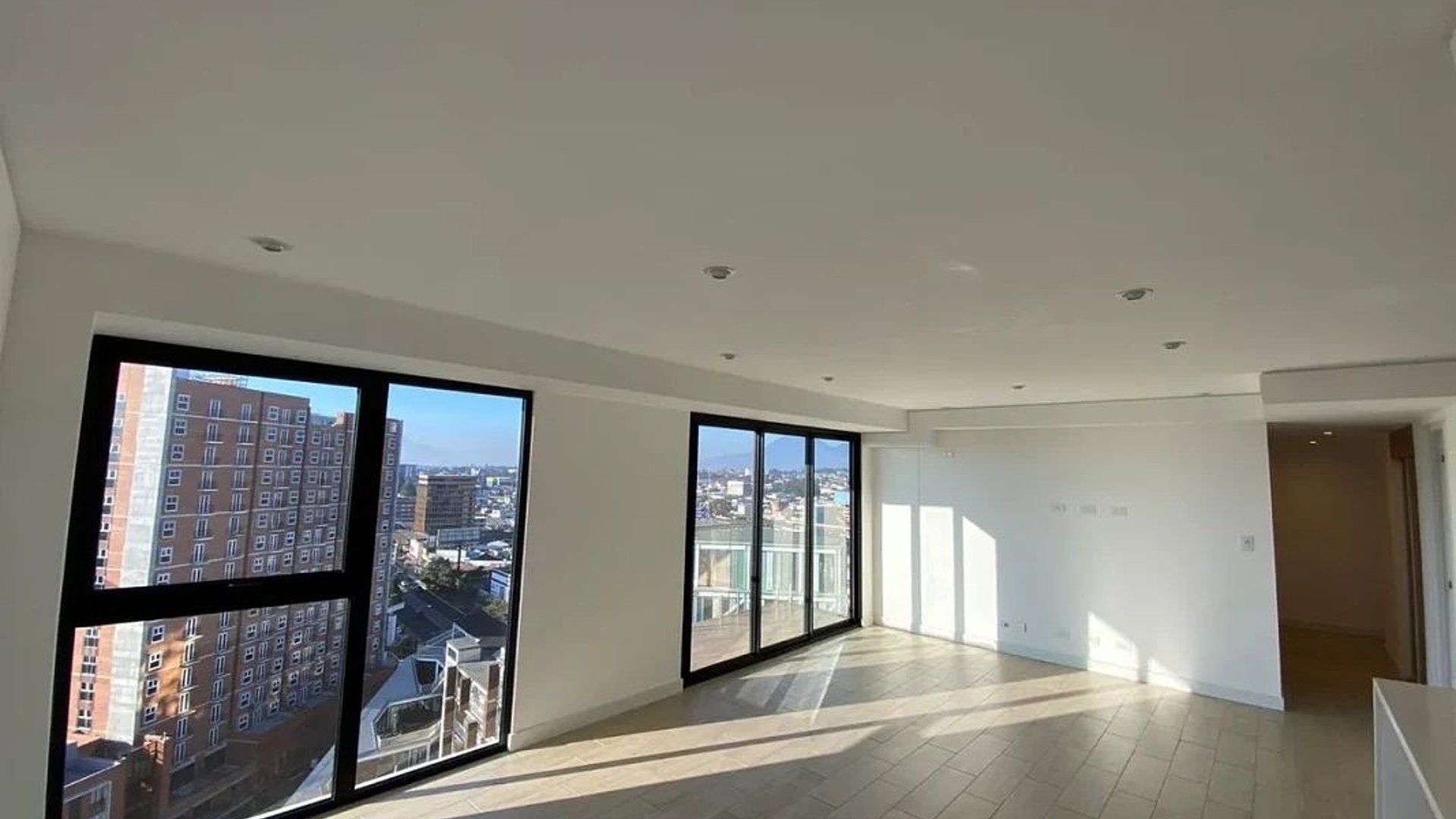 APARTAMENTO EN VENTA – EDIFICIO QUO, ZONA 4 – NIVEL 15 - Miniatura 3