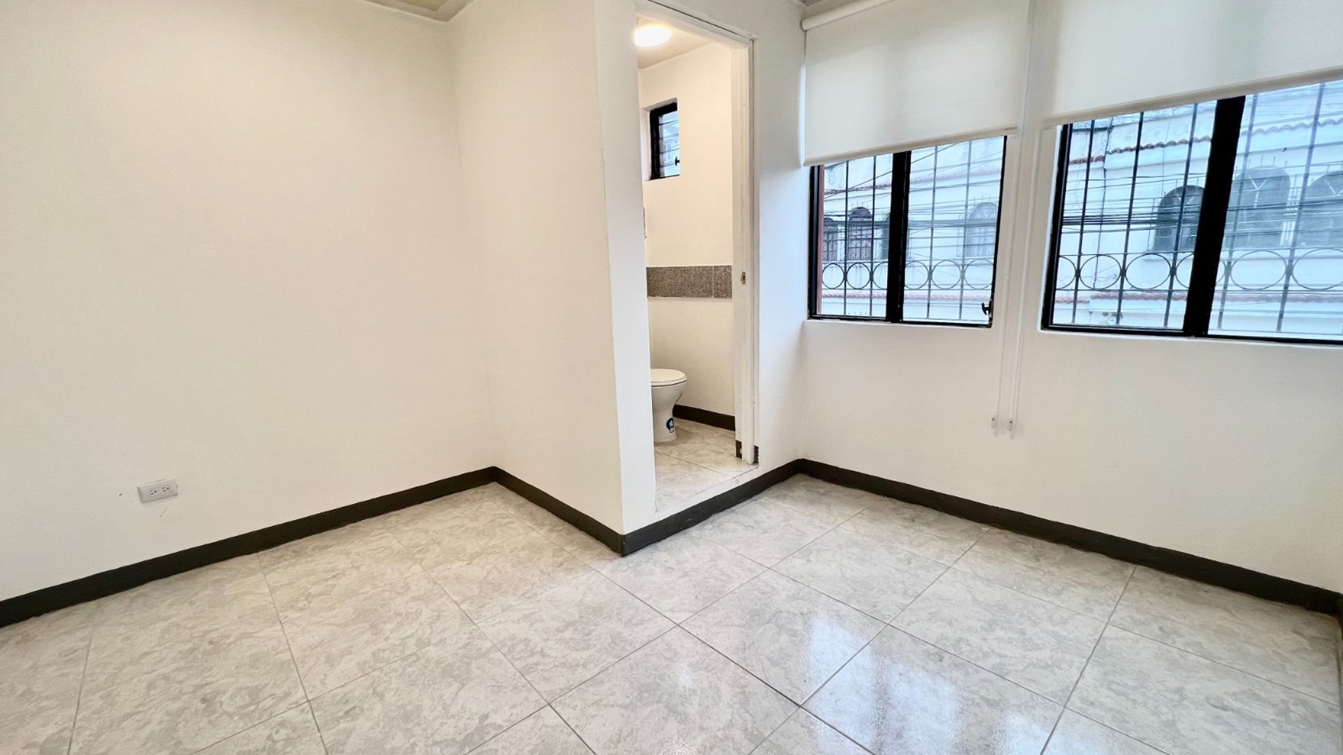 RENTA DE OFICINAS/CLINICAS EN ZONA 1 | NIVEL COMPLETO EN PLANTA 2 - Miniatura 7