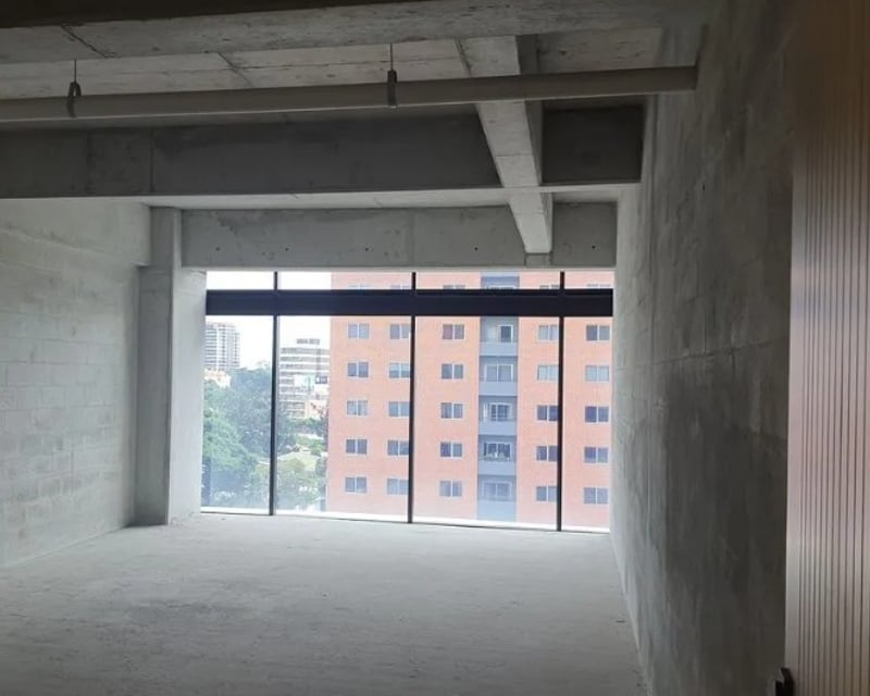 Oficina en venta en zona 10 con 2 parqueos Ref-5666