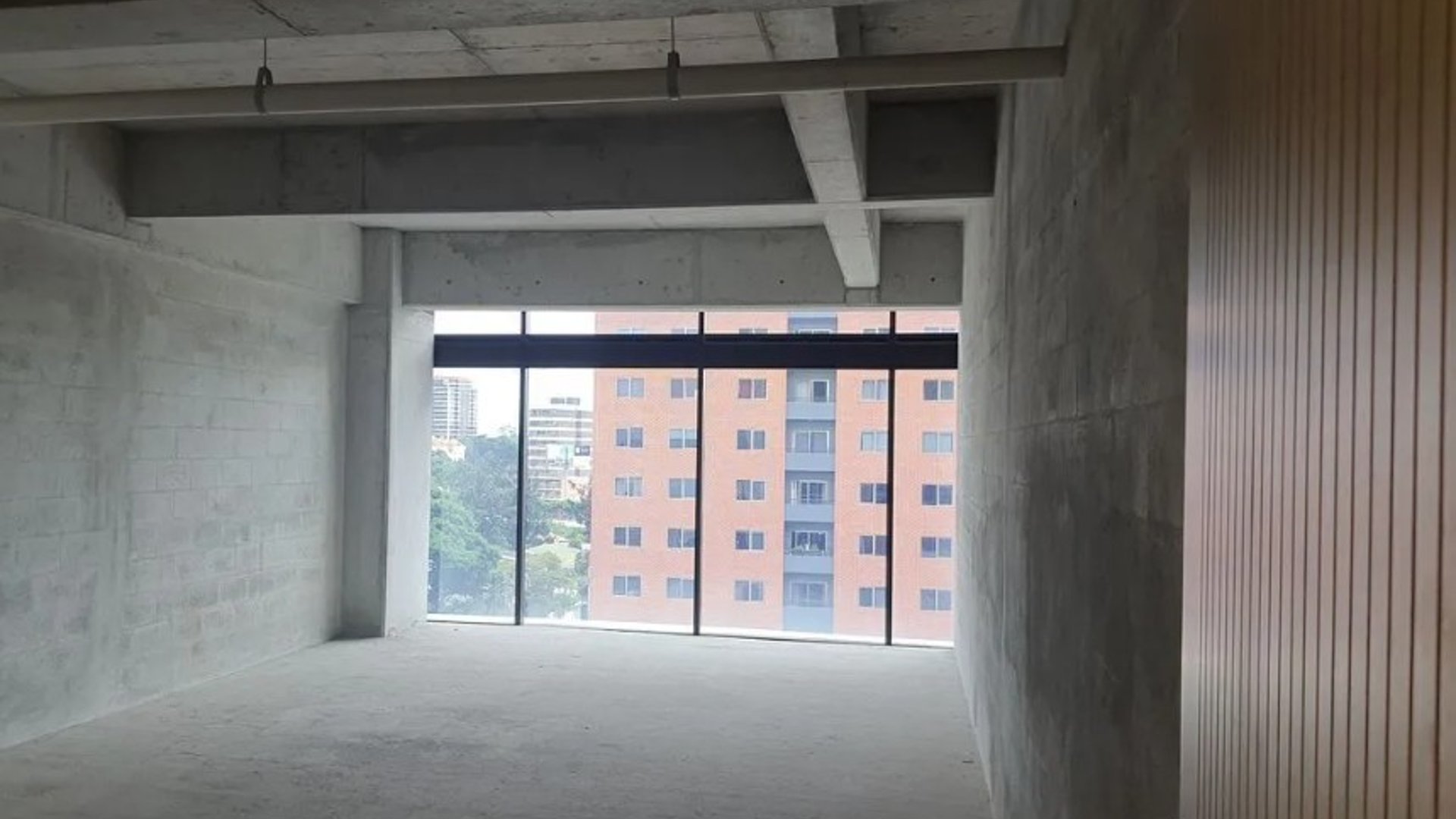 Oficina en venta en zona 10 con 2 parqueos Ref-5666