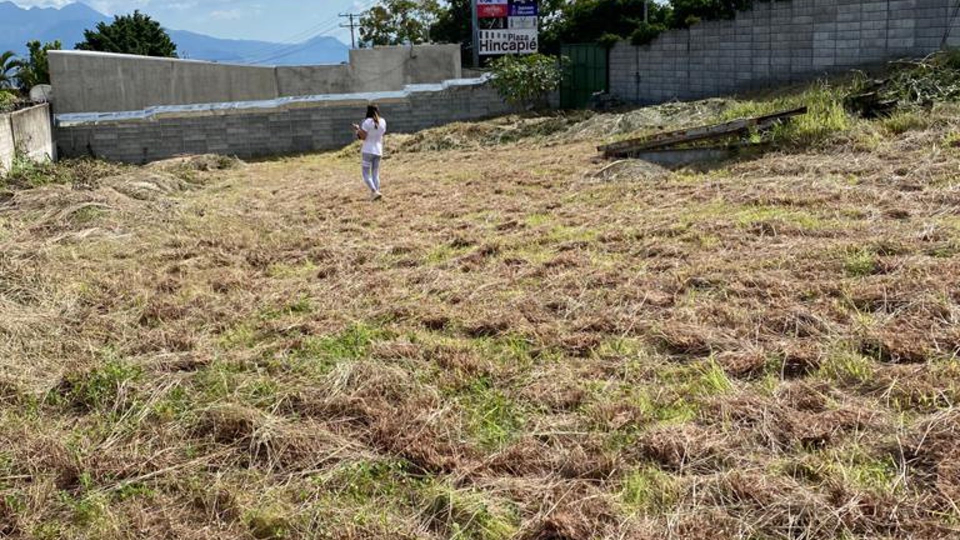 Alquilo amplio terreno avenida hincapie zona 13 - Miniatura 2