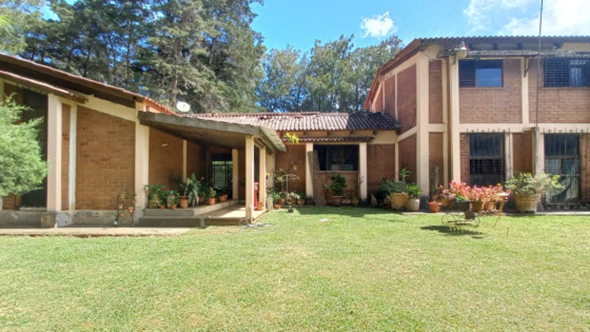 Granja con casa 25 mil varas de jardin en Venta