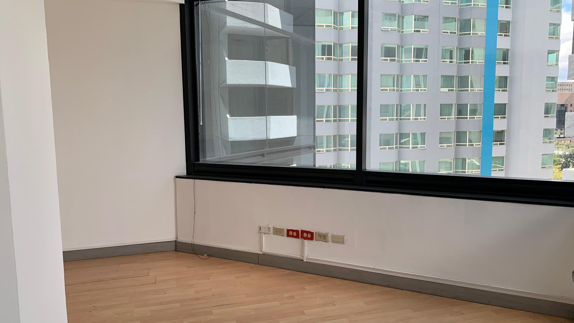 OFICINA DE 151 M2 EN EDIFICIO MURANO CENTER ZONA 10 - Miniatura 5