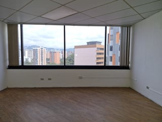 Oficina en renta Pent House de edificio en zona 10. - 2