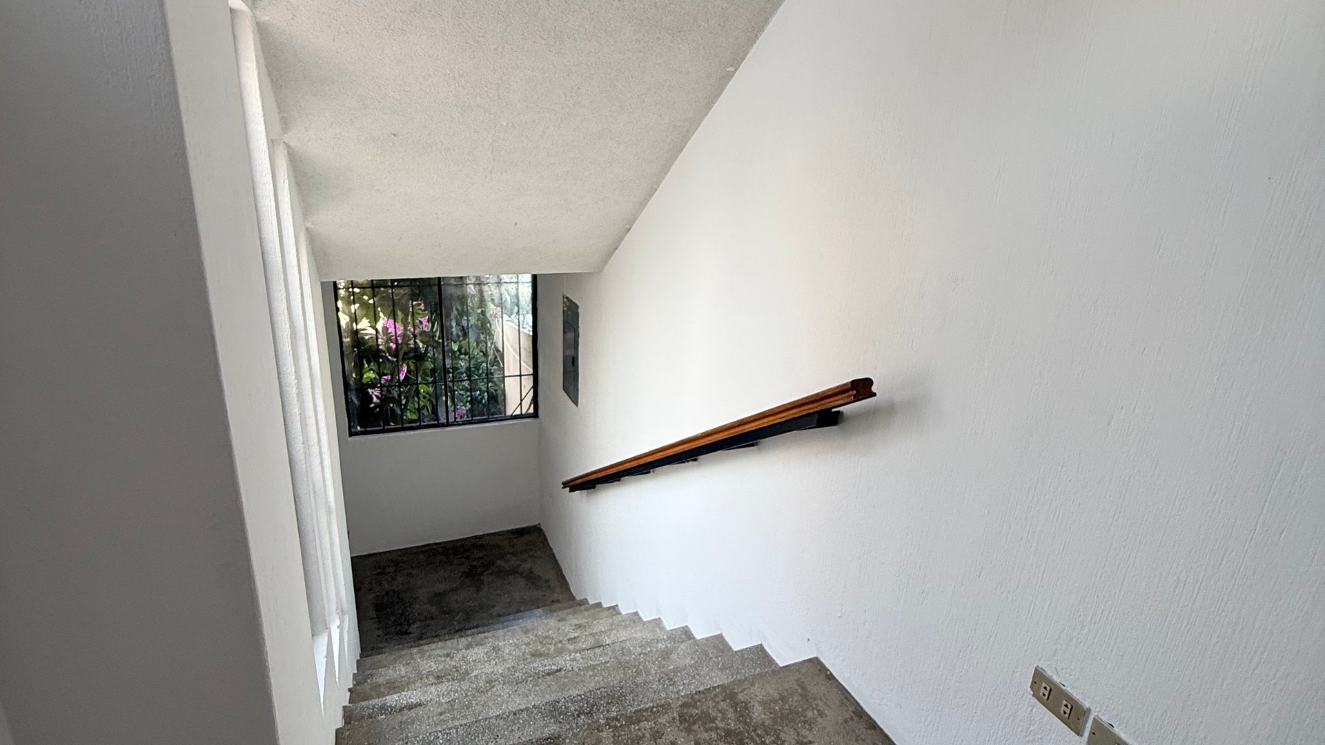 Casa ideal para oficinas en vh1 , zona 15. - Image 1