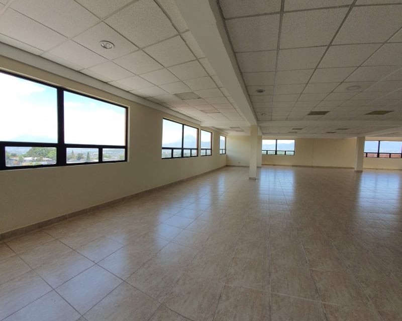 En Alquiler Local con 240m2 en Zona 13 Las Americas